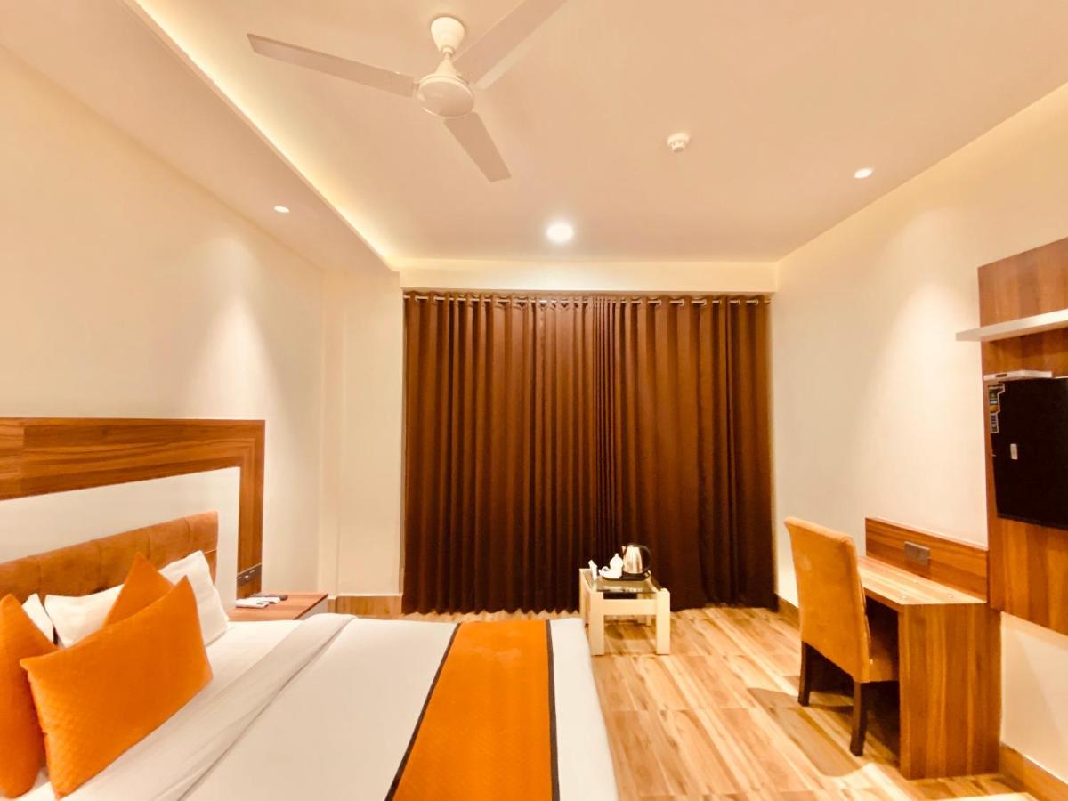 Hotel White And Restaurant 300 Mtr From Golden Temple Amritsar Ngoại thất bức ảnh