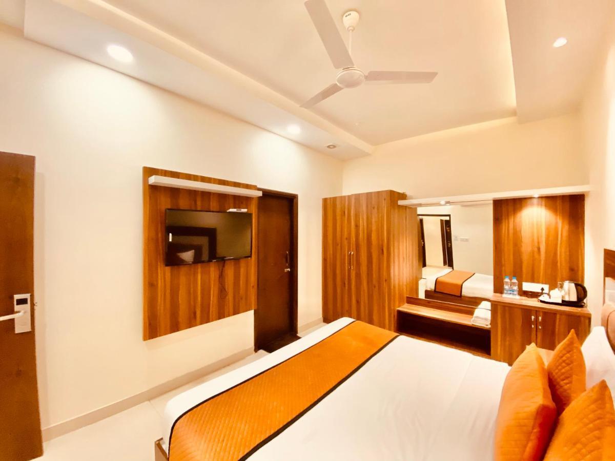 Hotel White And Restaurant 300 Mtr From Golden Temple Amritsar Ngoại thất bức ảnh