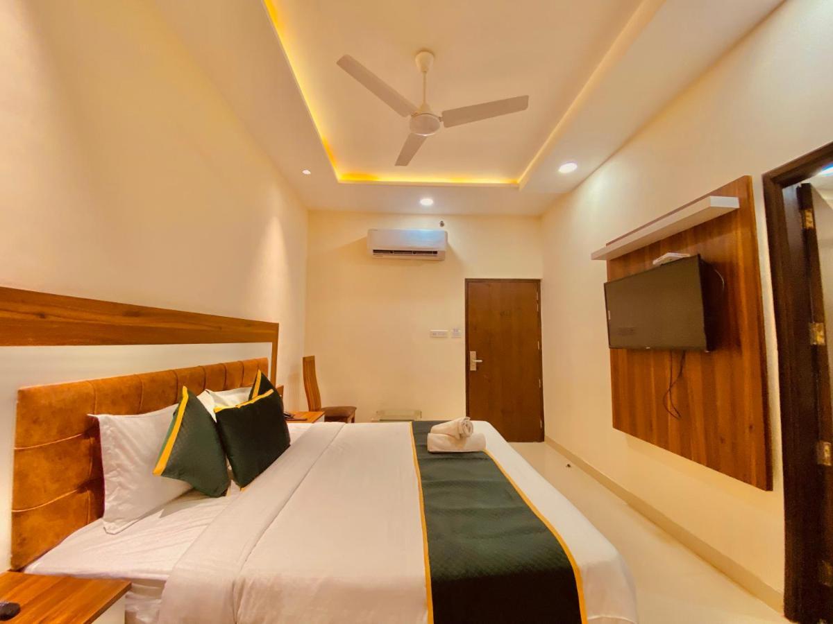 Hotel White And Restaurant 300 Mtr From Golden Temple Amritsar Ngoại thất bức ảnh