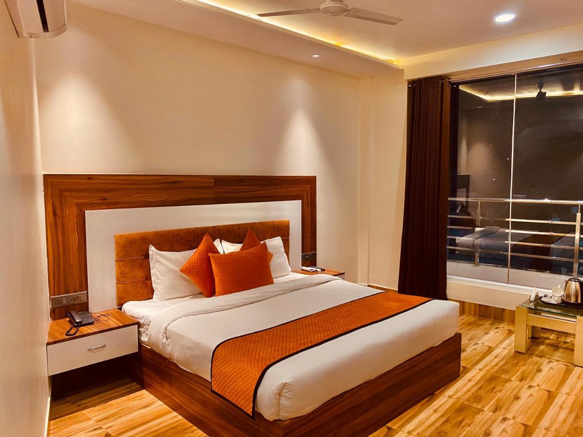 Hotel White And Restaurant 300 Mtr From Golden Temple Amritsar Ngoại thất bức ảnh