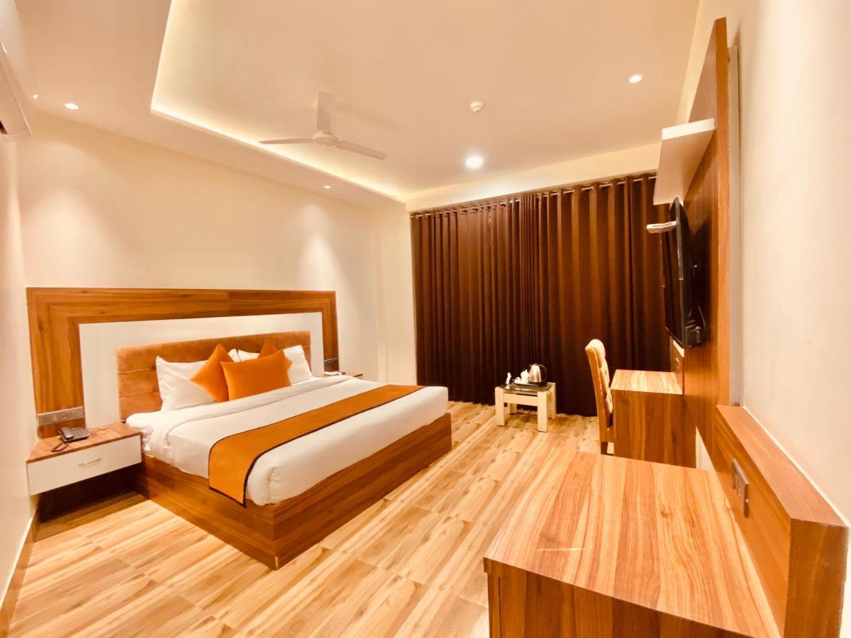 Hotel White And Restaurant 300 Mtr From Golden Temple Amritsar Ngoại thất bức ảnh