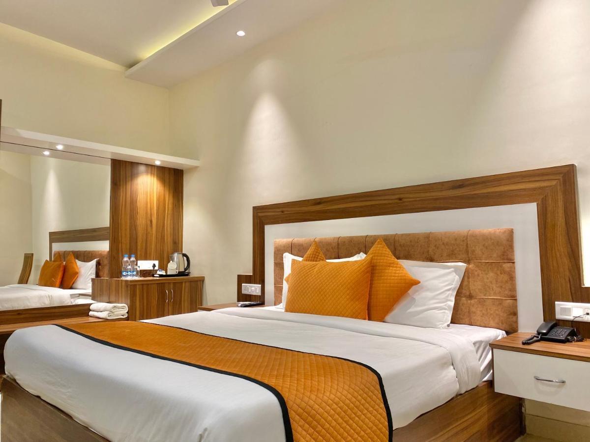 Hotel White And Restaurant 300 Mtr From Golden Temple Amritsar Ngoại thất bức ảnh