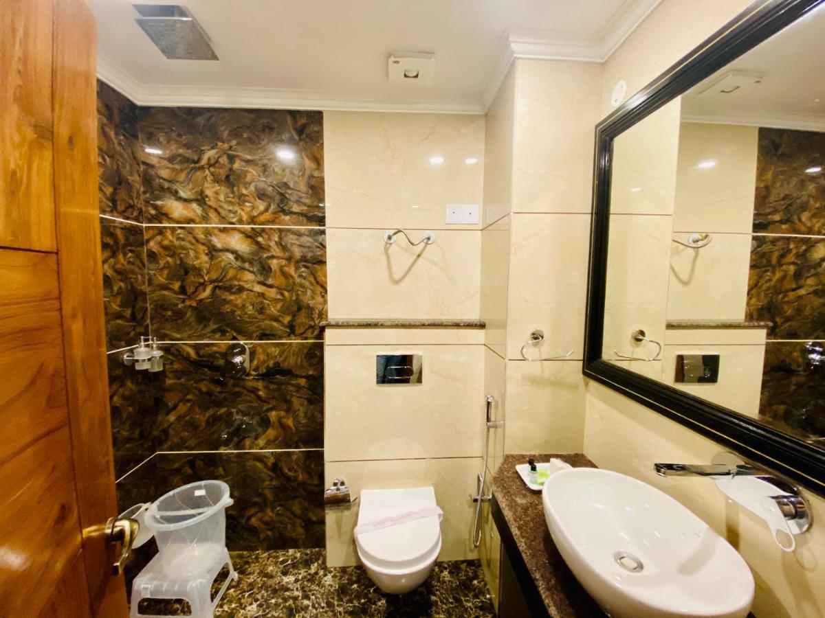 Hotel White And Restaurant 300 Mtr From Golden Temple Amritsar Ngoại thất bức ảnh