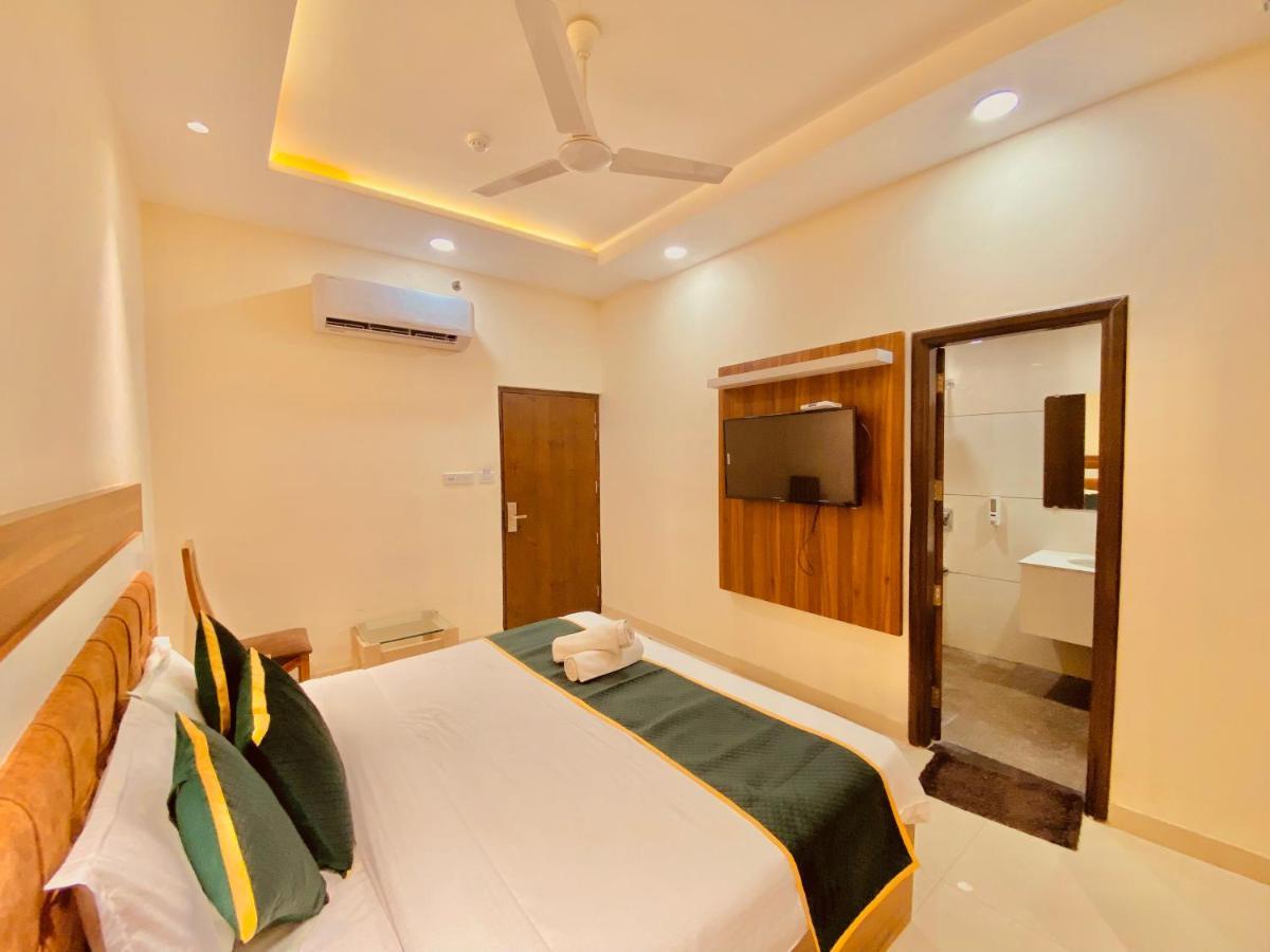 Hotel White And Restaurant 300 Mtr From Golden Temple Amritsar Ngoại thất bức ảnh