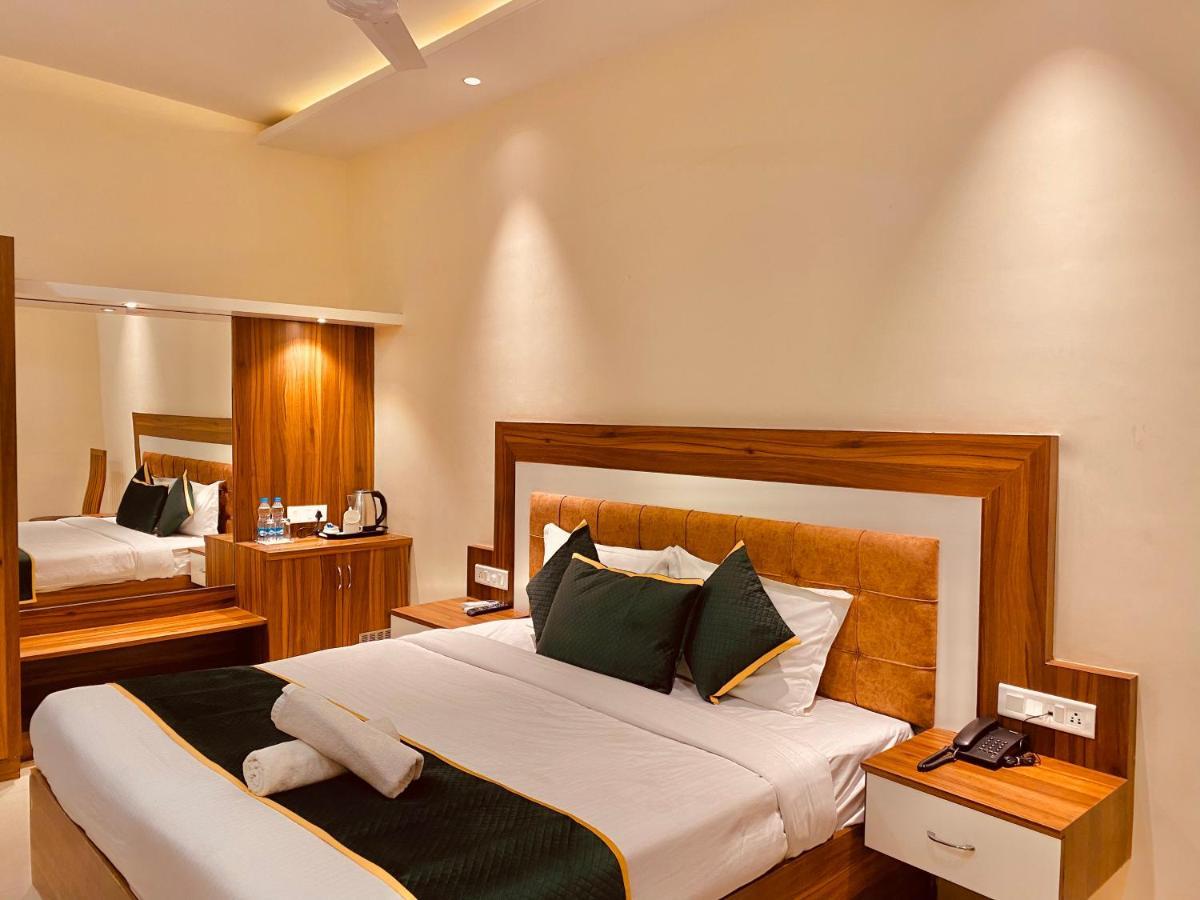 Hotel White And Restaurant 300 Mtr From Golden Temple Amritsar Ngoại thất bức ảnh