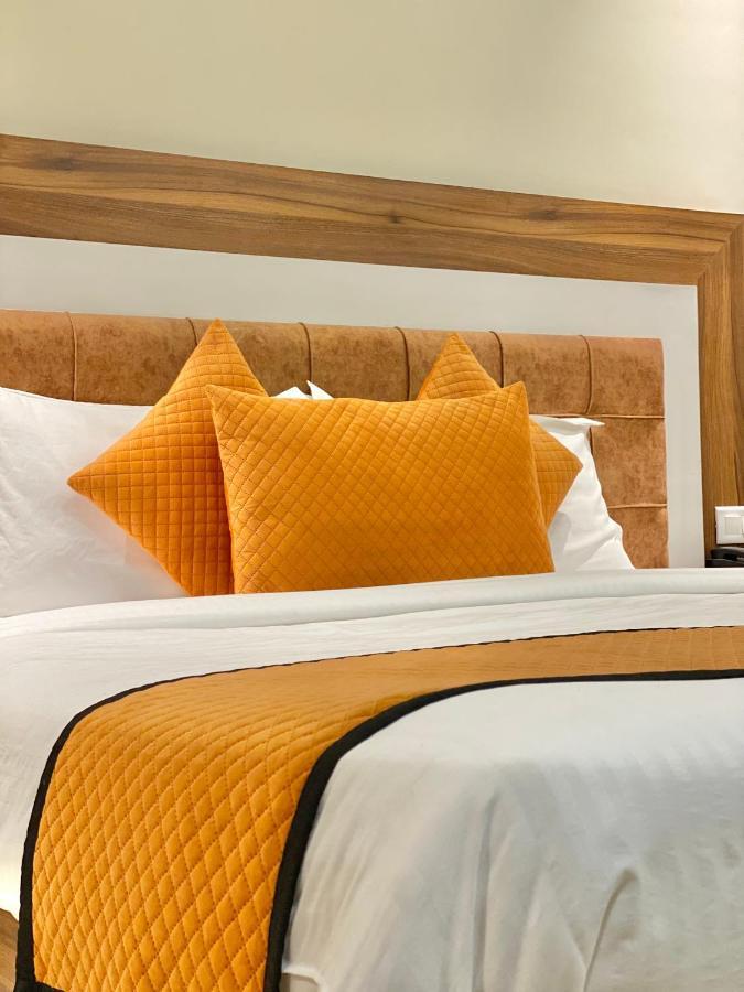 Hotel White And Restaurant 300 Mtr From Golden Temple Amritsar Ngoại thất bức ảnh