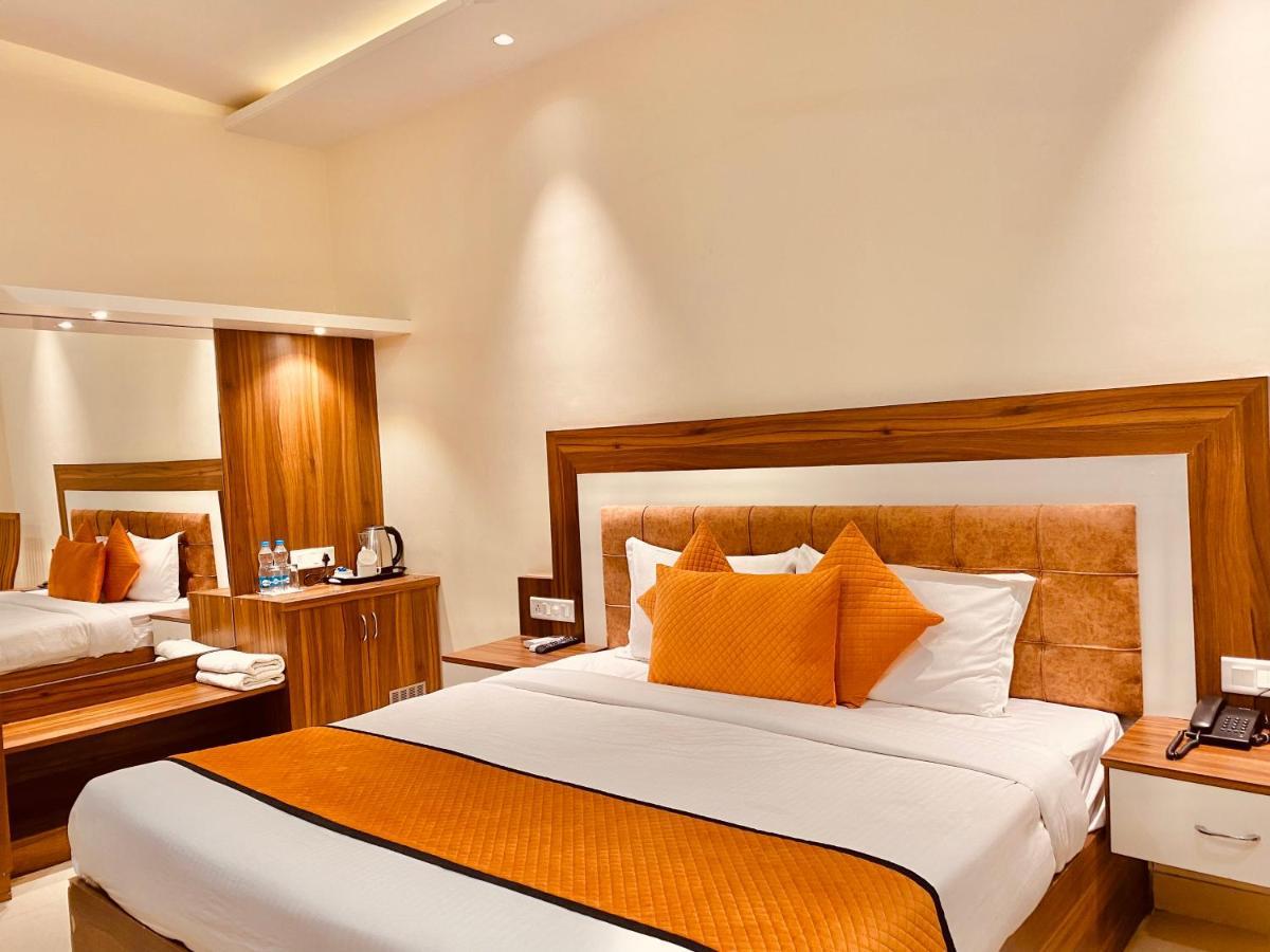 Hotel White And Restaurant 300 Mtr From Golden Temple Amritsar Ngoại thất bức ảnh
