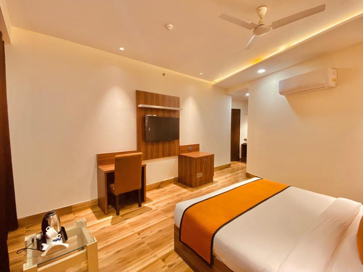 Hotel White And Restaurant 300 Mtr From Golden Temple Amritsar Ngoại thất bức ảnh