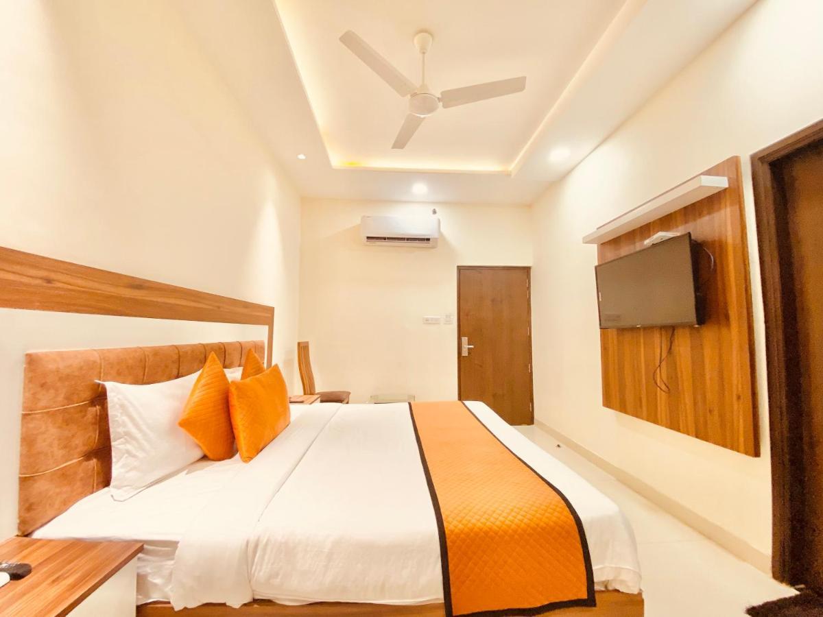 Hotel White And Restaurant 300 Mtr From Golden Temple Amritsar Ngoại thất bức ảnh