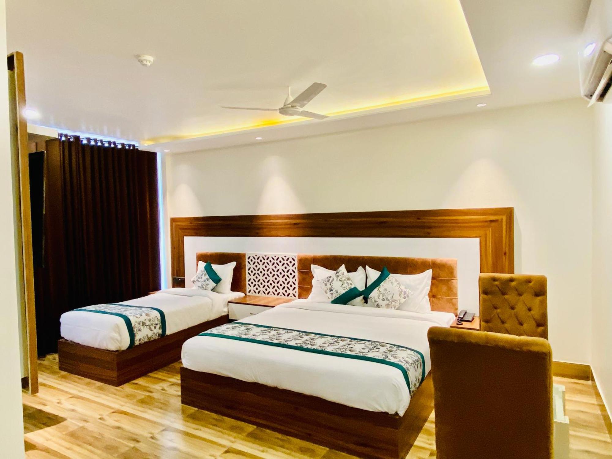 Hotel White And Restaurant 300 Mtr From Golden Temple Amritsar Ngoại thất bức ảnh