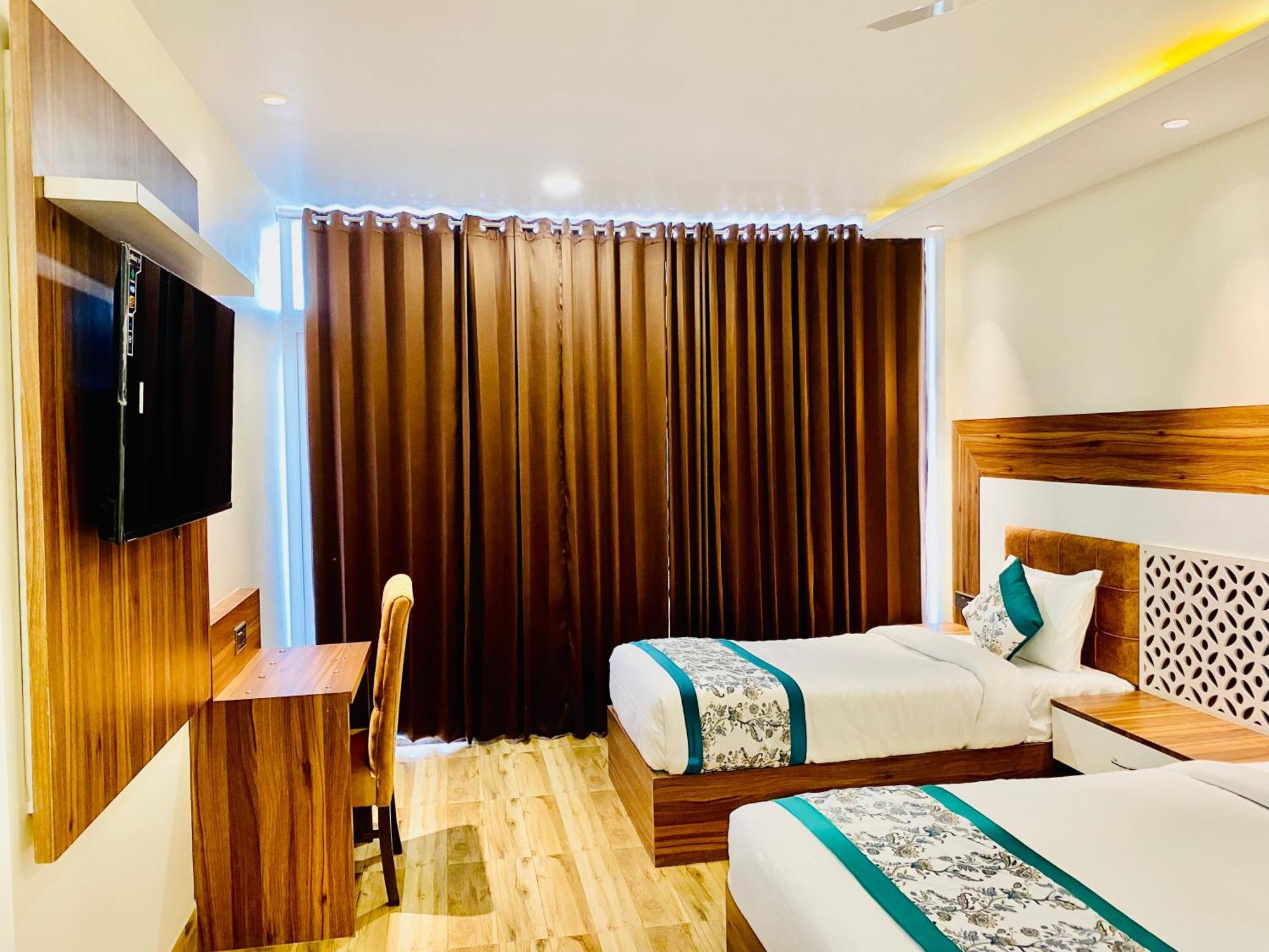 Hotel White And Restaurant 300 Mtr From Golden Temple Amritsar Ngoại thất bức ảnh