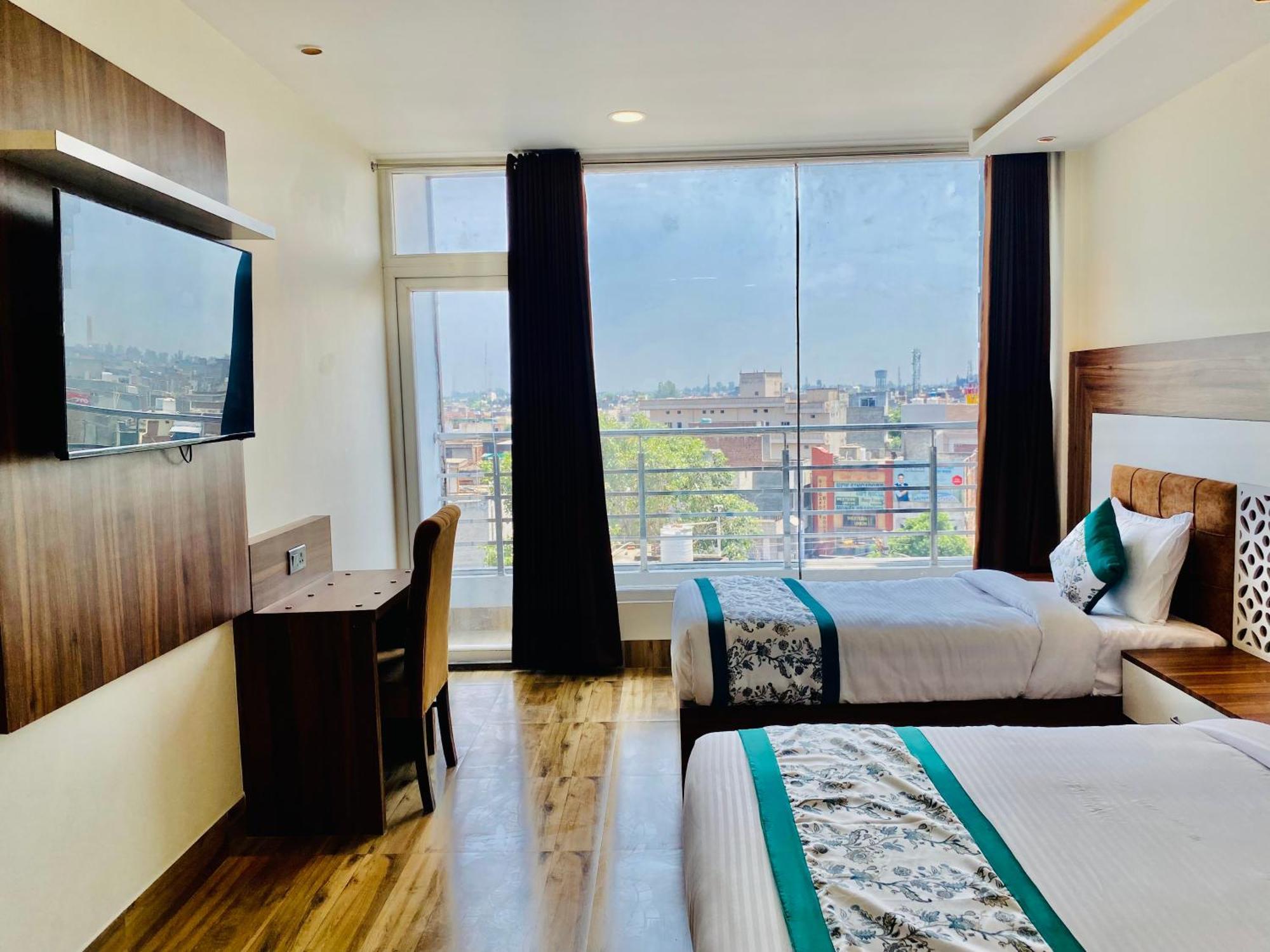 Hotel White And Restaurant 300 Mtr From Golden Temple Amritsar Ngoại thất bức ảnh