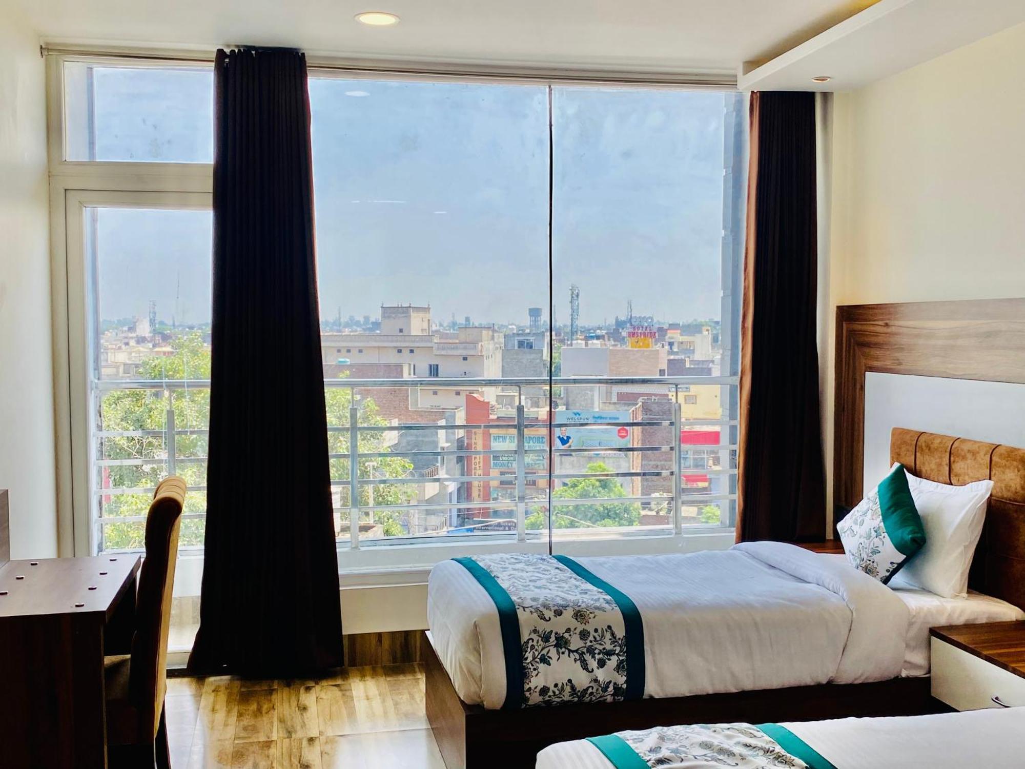 Hotel White And Restaurant 300 Mtr From Golden Temple Amritsar Ngoại thất bức ảnh