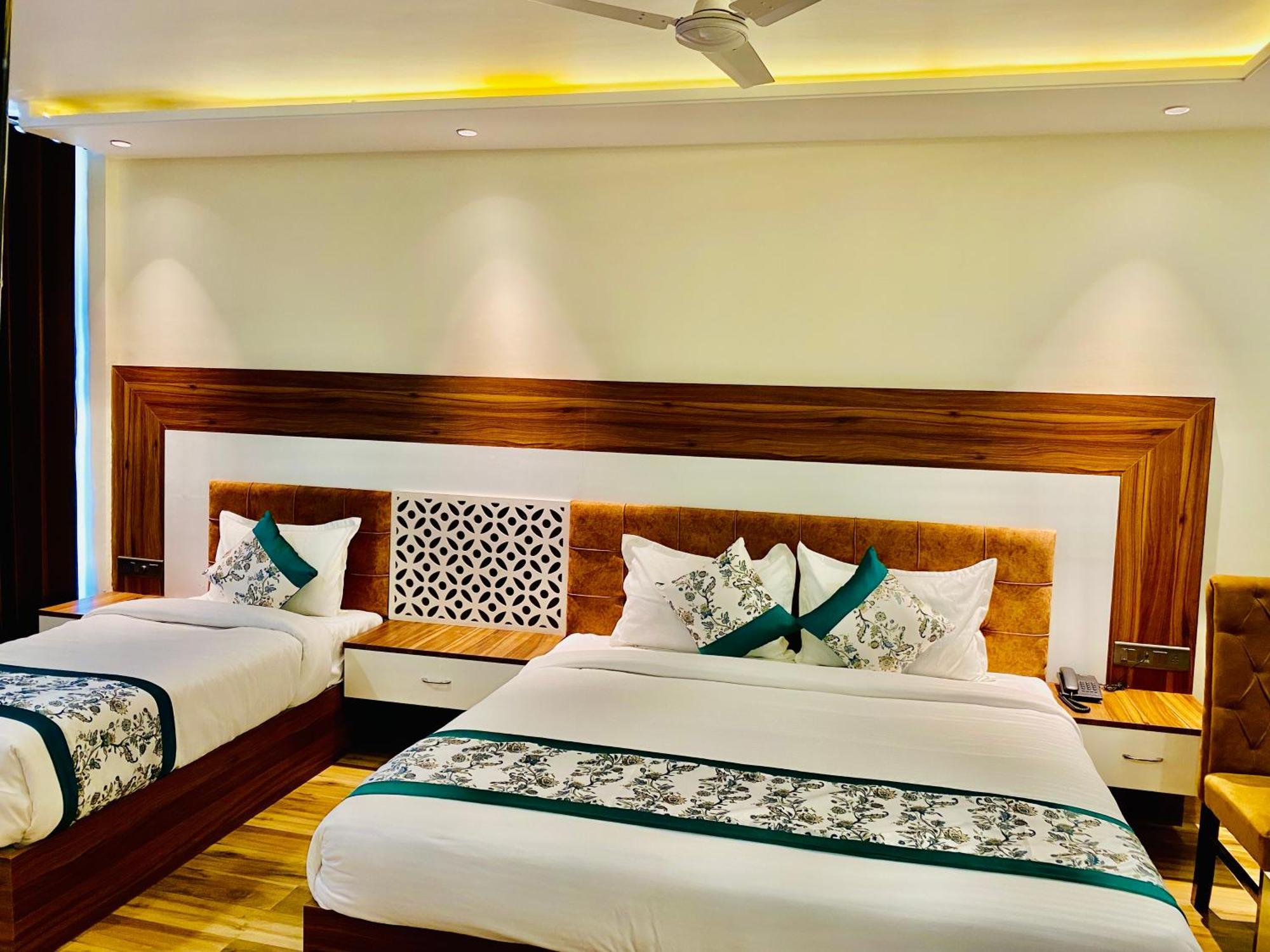 Hotel White And Restaurant 300 Mtr From Golden Temple Amritsar Ngoại thất bức ảnh
