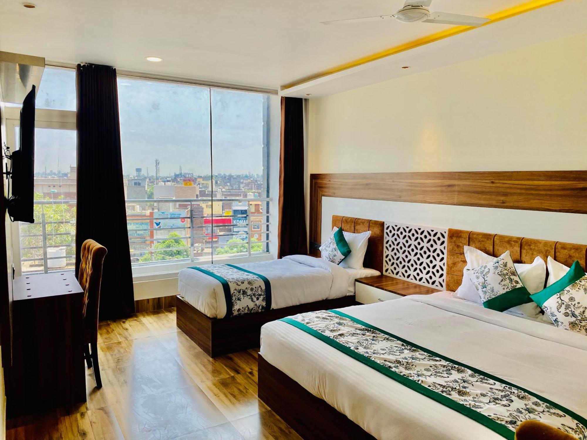 Hotel White And Restaurant 300 Mtr From Golden Temple Amritsar Ngoại thất bức ảnh